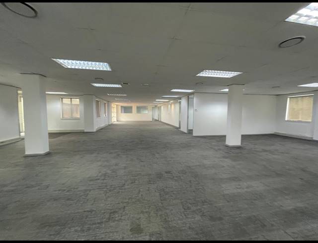 2,415M² OFFICE FOR SALE IN BRYANSTON